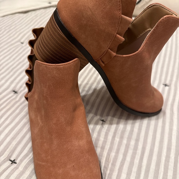 Ruffled booties - Picture 1 of 2